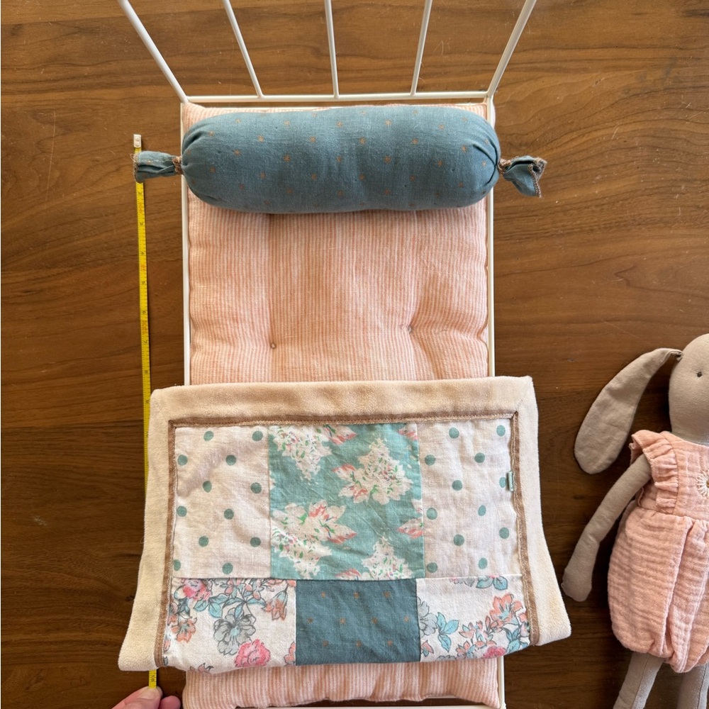 Maileg size 3 Bunny and Rabbit with bed - Picture 2 of 6